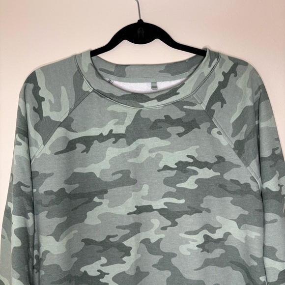 Lou & Grey | Sage Green Camo Crewneck Size Medium NWOT - Picture 6 of 10